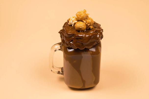 Çikolatalı milkshake, çırpılmış krema, kurabiye, waffle, cam mason kavanozunda servis edilir. "Ucube ya da deli" tatlı milkshake. Metin veya tasarım için boşluk. - Fotoğraf, Görsel