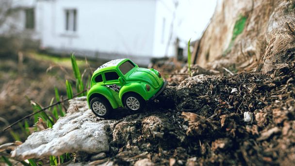 Маленький зелений автомобіль з гумовими колесами, металевий кузов, іграшка для дітей
. - Фото, зображення