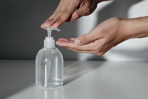 Mani con pompa gel disinfettante alcol per prevenire infezioni, virus Covid-19 o corona, prevenzione Coronavirus
. - Foto, immagini