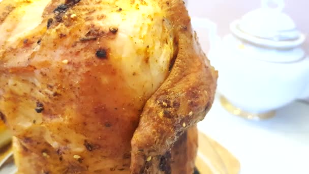 Целый жареный цыпленок с вкусной коричневой корочкой на гриле, запеченный полностью в духовке, съемки 4 видео
 - Кадры, видео