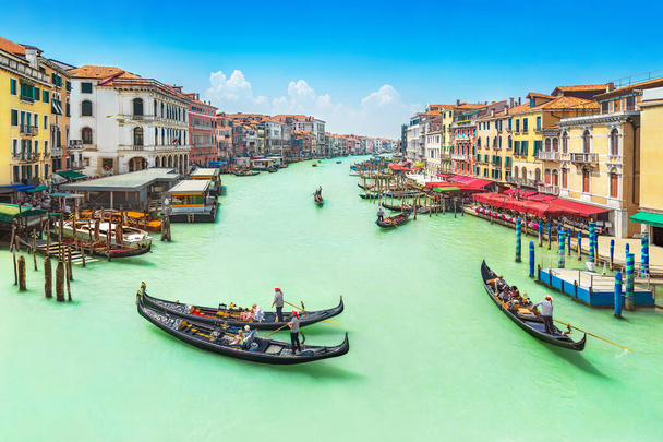 Incrível vista panorâmica famosa da Ponte Rialto no Grande Canal com muitas gôndolas, vaporetto, barcos, amarrações e arquitetura de edifícios históricos em Veneza, Itália, Europa
 - Foto, Imagem