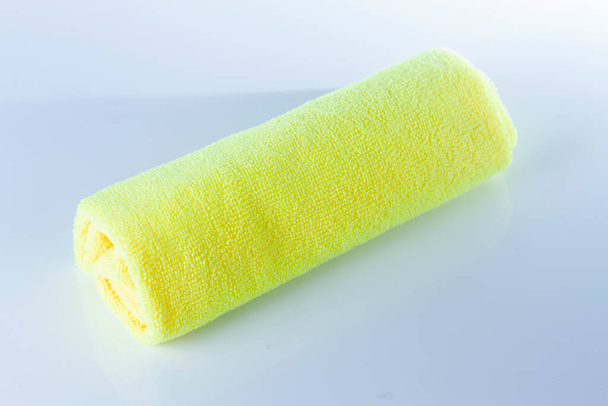 Gelbe Tücher Mikrofaser isoliert auf weißem Hintergrund - Foto, Bild