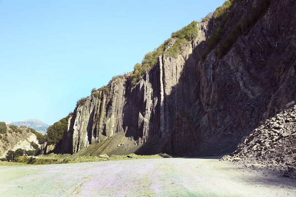 アゼルバイジャン。ラシック、イスマイリ。26.08.2016年。アゼルバイジャンのイスマーイリ地方のラシック村につながる山岳道路、車で。山岩 - 写真・画像