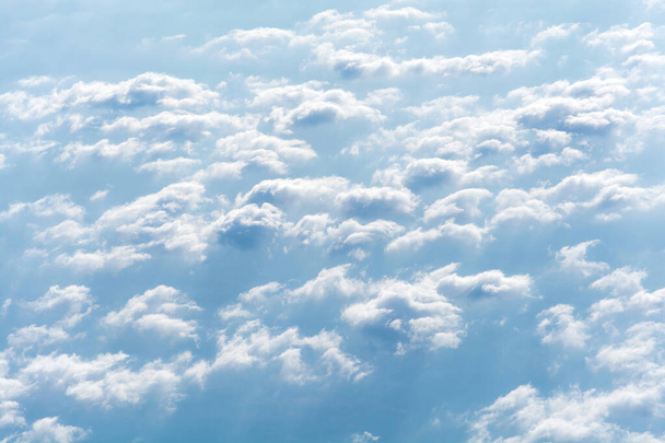 Nascer do sol acima das nuvens da janela do avião. Fundo natural
. - Foto, Imagem