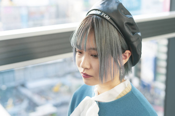 Jeune femme asiatique aux cheveux bleus à Shibuya (Tokyo, JAPON
) - Photo, image