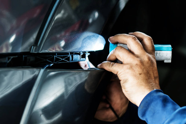 プロの地元の車の修理店、メンテナンスエンジンを修正するのに役立つ自動車ワークショップサービス、簡単に自分自身を変更するオイル、タイヤ、年間マイルチェック、カラー傷、ホイール、ヘッドライト、バンパー、ラジエーター - 写真・画像