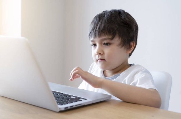 Kid self isolation using tablet for his házi, Gyermek csinál használ digitális tablet keresési információk az interneten során covid 19 lezárás, Otthoni oktatás, Társadalmi távolság, E-learning online oktatás - Fotó, kép