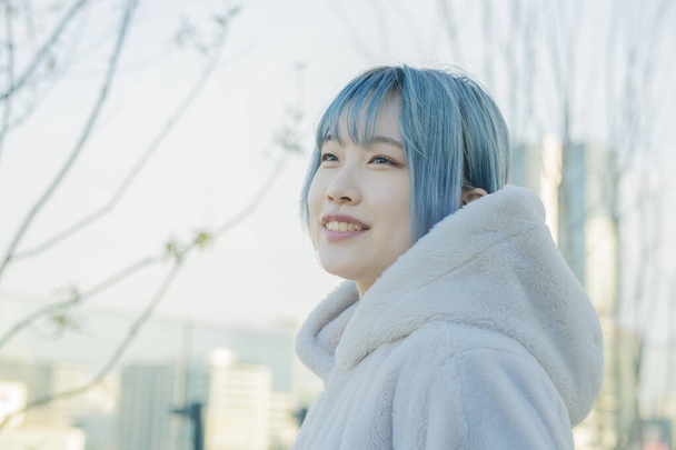 Nuori aasialainen nainen, jolla on siniset hiukset Shibuyassa (Tokio, Japani
) - Valokuva, kuva