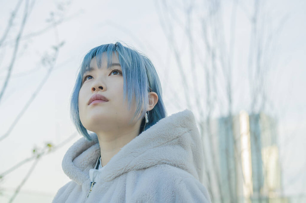 Nuori aasialainen nainen, jolla on siniset hiukset Shibuyassa (Tokio, Japani
) - Valokuva, kuva