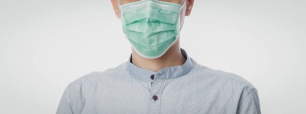 Молодий бізнесмен носить гігієнічну маску для запобігання інфекції, 2019-nCoV або коронавірусу. Повітряні респіраторні захворювання, такі як pm 2.5 бої та грип ізольовані на білому тлі, розмір прапора
. - Фото, зображення