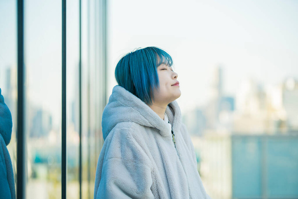Jonge Aziatische vrouw met blauw haar in Shibuya (Tokyo, JAPAN)) - Foto, afbeelding