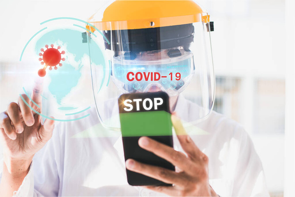 Azjata człowiek naukowiec Badania chemiczne pracy w laboratorium wstrzyknąć z Hold smartphone skanowanie Covid 19 zatrzymać covid 19 wirus covid-19 lub korona chroniona Pomoc chronić dla świata i ludzi zatrzymać wirusa - Zdjęcie, obraz