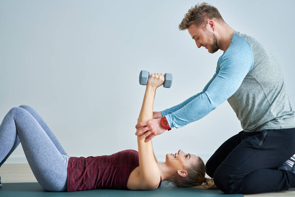 Woman with her personal fitness trainer - Foto, afbeelding