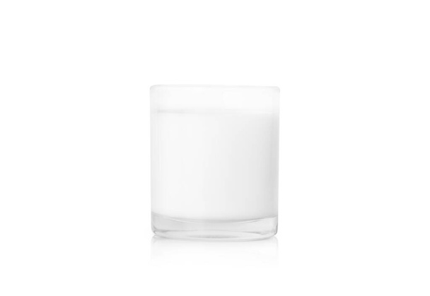 szklanka mleka izolowanego na białym tle ze ścieżką wycinania. - Zdjęcie, obraz