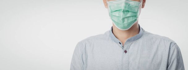 Jonge zakenman draagt hygiënisch masker om infectie te voorkomen, 2019-nCoV of coronavirus. Luchtwegaandoeningen zoals PM 2,5 bestrijding en griep geïsoleerd op witte achtergrond, spanwijdte. - Foto, afbeelding