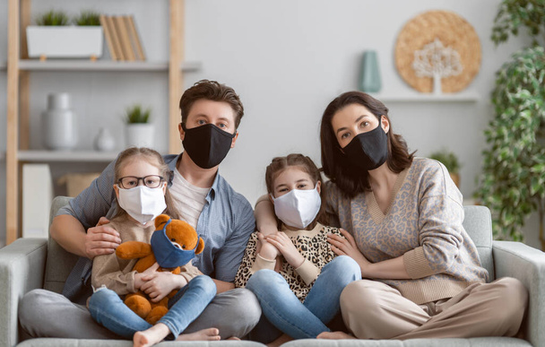 Family is wearing facemasks during coronavirus and flu outbreak. Virus and illness protection, quarantine. COVID-2019. A call to stay at home - Foto, Imagem