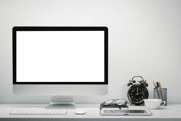 Espaço de trabalho elegante com tela em branco display de computador e tablet para mockup na mesa de trabalho com teclado, mouse, relógio, óculos e papelaria. - Foto, Imagem