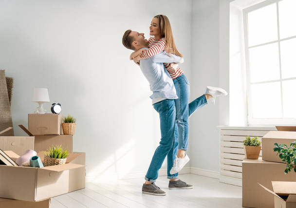 Happy young married couple are moving to new apartment. - Foto, imagen