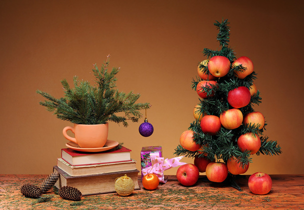 βιβλία και χριστουγεννιάτικο δέντρο - Φωτογραφία, εικόνα
