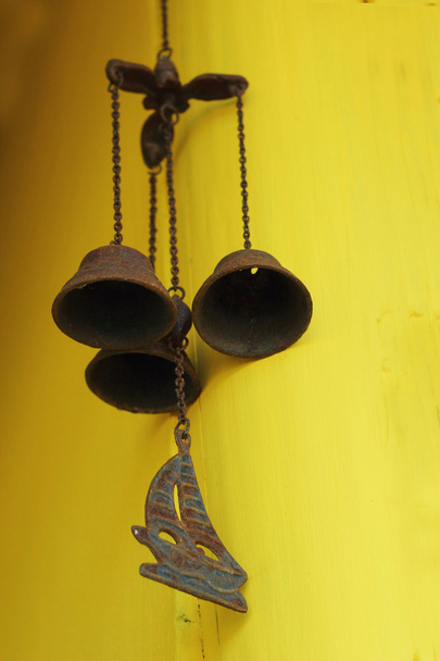 deurbel oude vintage - opknoping op geel muur. - Foto, afbeelding
