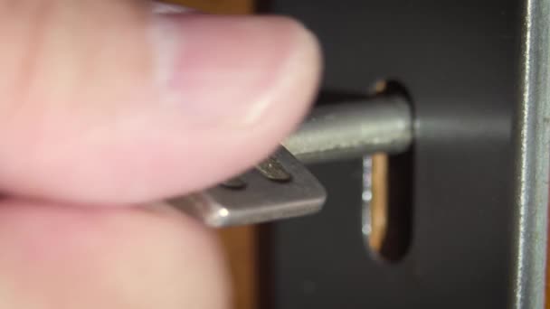 De deur van een huis vergrendelen en openen. Hand draaien van de sleutel van het deurslot, te vergrendelen en ontgrendelen van de deur. - Video