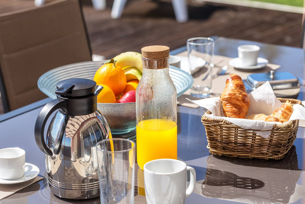 A healthy morning breakfast in the yard. In summer. - Foto, afbeelding