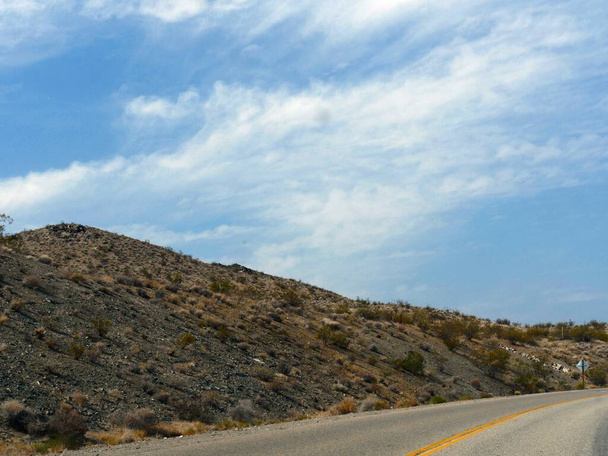 Ξηρό βραχώδες τοπίο κατά μήκος του δρόμου προς Randsburg, μια πόλη φάντασμα στην πλαγιά του Rand Mountain στην Καλιφόρνια. - Φωτογραφία, εικόνα