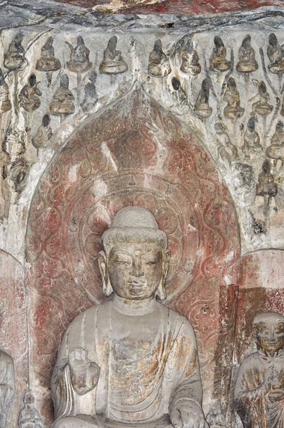 Grutas de Longmen, grutas de Longmen con estatuas de Buddha y sus discípulos tallados en piedra en Luoyang, provincia de Henan, China
 - Foto, Imagen
