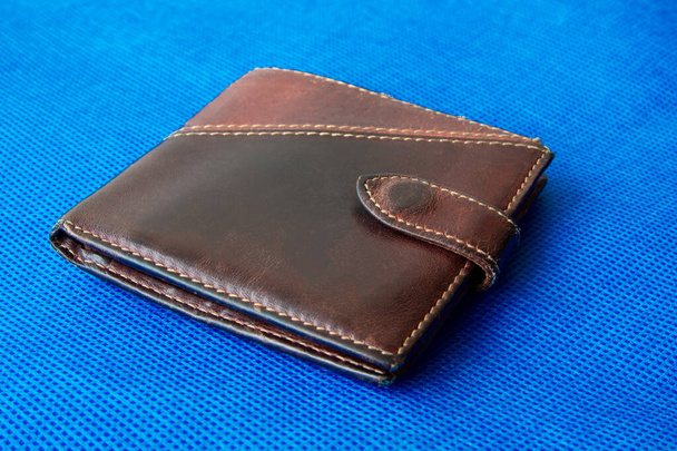 Empty wallet with no money in the background.Bankruptcy is an empty wallet.It is not possible to repay the loan and mortgage.Old and empty brown wallet - 写真・画像