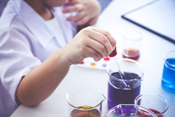Çocuklar beyaz cübbe giyip laboratuvarda bilimsel deneyler yapıyorlardı. Çocuk eğitimi gelişimi kavramları - Fotoğraf, Görsel