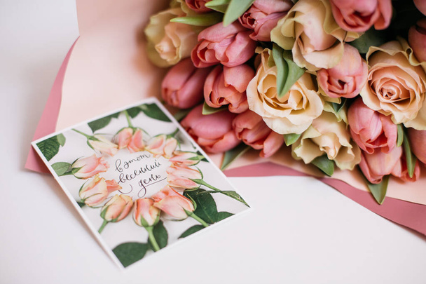 букет з рожевих і персикових квітів з вітальною листівкою
 - Фото, зображення