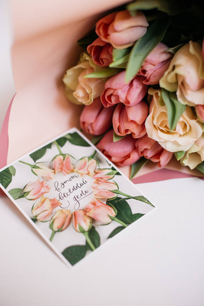 Bir buket pembe ve şeftali çiçekli tebrik kartı. - Fotoğraf, Görsel