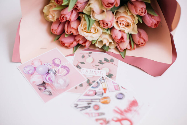 buquê de flores rosa e pêssego com cartões de saudação
 - Foto, Imagem