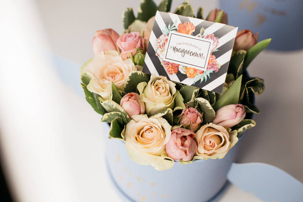 bukiet wiosennych kwiatów w pudełku z kartką okolicznościową - Zdjęcie, obraz