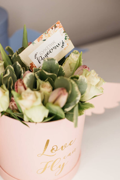 bouquet of spring flowers in box with greeting card - Φωτογραφία, εικόνα