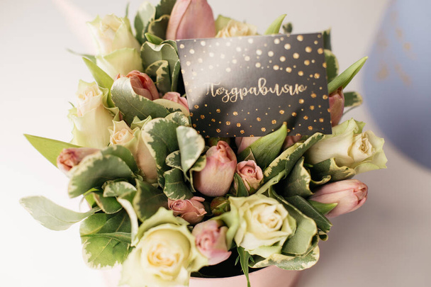 букет весенних цветов в коробке с поздравительной открыткой
 - Фото, изображение