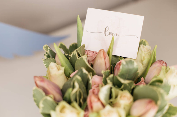 букет весенних цветов в коробке с поздравительной открыткой
 - Фото, изображение