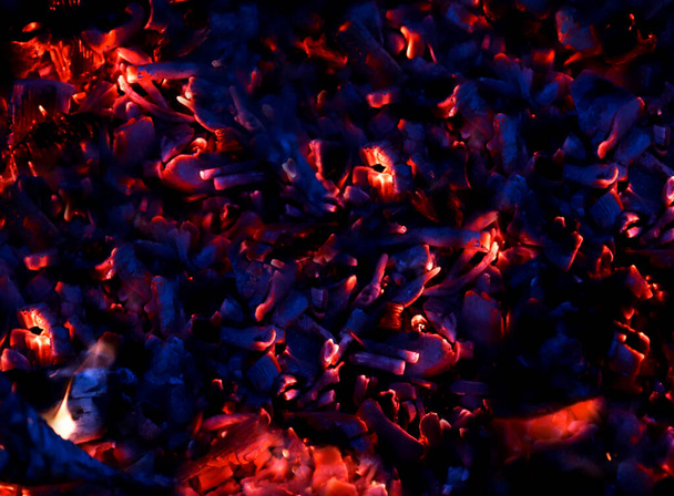 Yakılmış odun ve yakın çekim, şenlik ateşi kömürleri. Arkaplan - Fotoğraf, Görsel