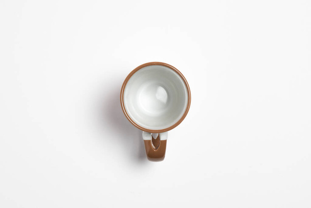 Biały kubek ceramiczny pusty pusty pusty do kawy lub herbaty izolowane na białym tle.makieta.Fotografia wysokiej rozdzielczości. - Zdjęcie, obraz