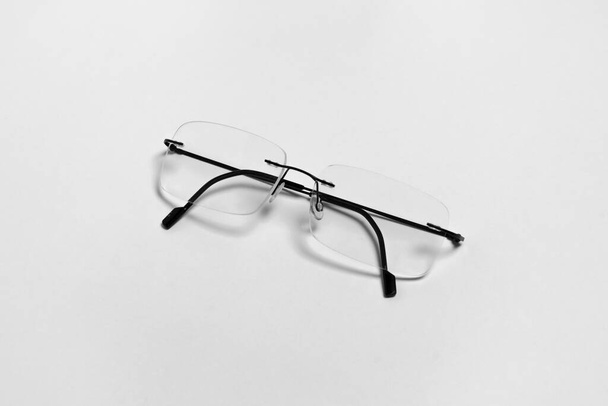 Óculos transparentes sobre fundo branco. Foto para o seu design.Fotografia de alta resolução.Mock-up
. - Foto, Imagem