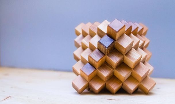 Puzzle en bois sous forme de cube
 - Photo, image