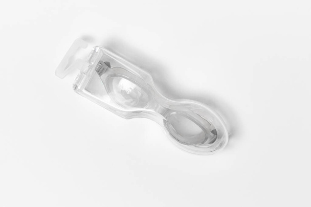 Úszás szemüveg egy átlátszó táska fehér háttér. Védőszemüveg. - Fotó, kép