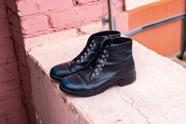 Velho preto descartado botas em um aterro de perto
 - Foto, Imagem