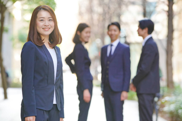 Portret kobiety biznesu azjatyckiego w garniturze i jej zespołu - Zdjęcie, obraz