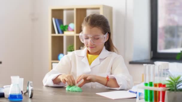 girl playing with slime at home laboratory - Footage, Video