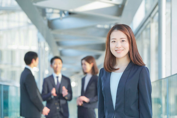 Porträt einer asiatischen Geschäftsfrau im Anzug und ihrem Team - Foto, Bild