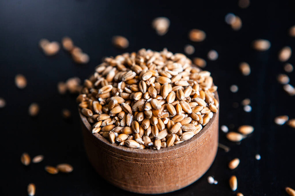 Farina di grano integrale isolata. Grano di grano come sfondo texture, vista dall'alto
. - Foto, immagini