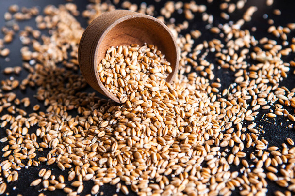 Ізольовано ціле зерно пшеничне борошно. Зерно пшениці як текстура тла, вид зверху
. - Фото, зображення