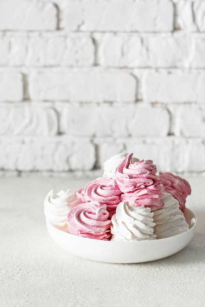 Hausgemachte zarte Marshmallows aus Apfel und Beere auf einem weißen Teller. Hausgemachte gesunde Süßigkeiten. Viel handgemachter Eibisch. natürliche Marshmallow-Marshmallows - Foto, Bild