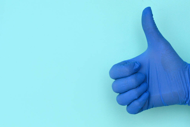 mano en guantes de látex gesto de clase sobre fondo claro
 - Foto, Imagen